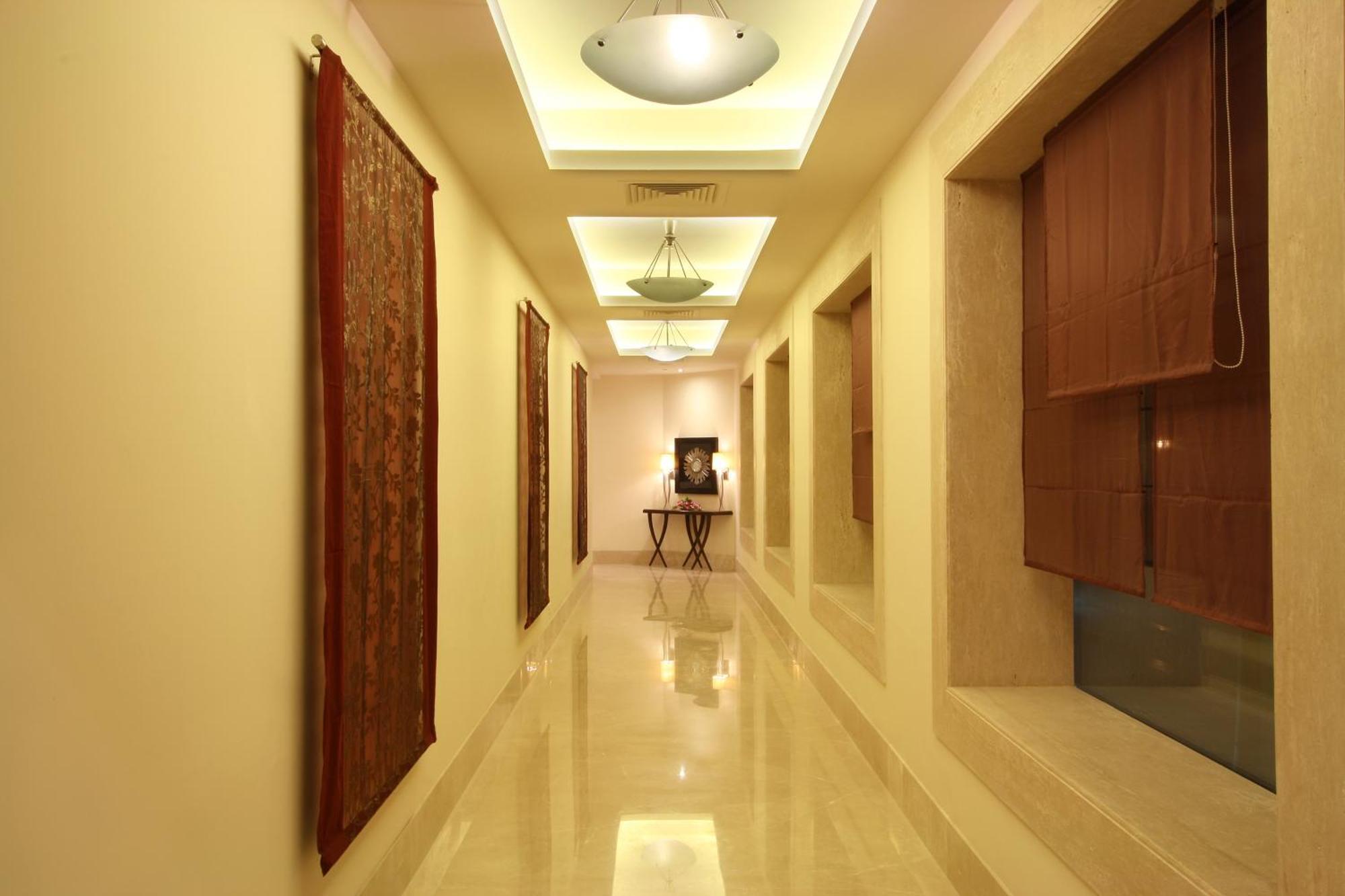 Radisson Hyderabad Hitec City Exterior foto A corridor in a hotel